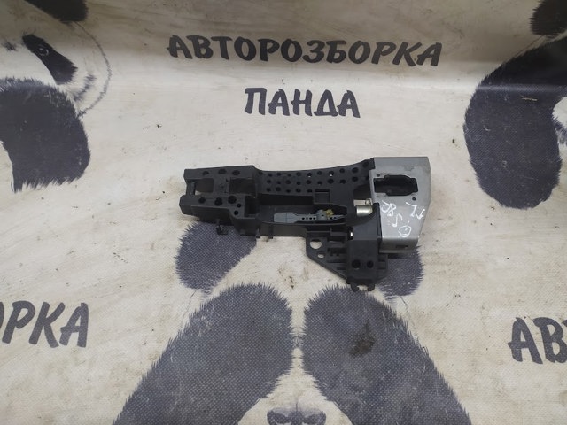Тримач зовнішньої ручки дверей, задніх правих 8T0837886B VAG