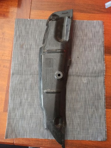 Ущільнювач крила 8W0821112 VAG