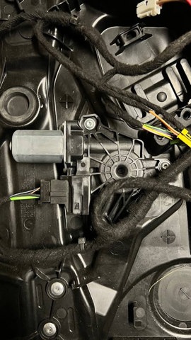 Моторчик склопідйомника двері задніх, лівих A2139060502 MERCEDES
