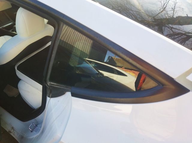 Скло кузова/багажного відсіку, ліве 109875700G TESLA