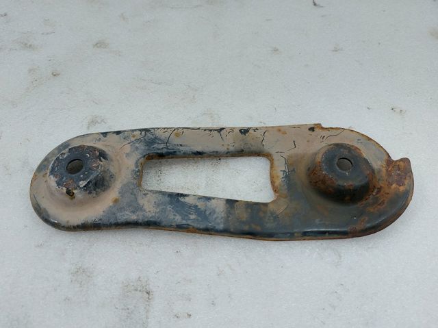 Кронштейн передньої балки 13235087 GM