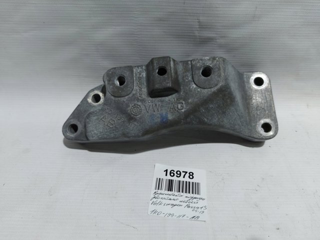 Кронштейн подушки (опори) двигуна, лівої 1K0199117AB VAG