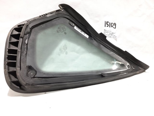 Скло кузова/багажного відсіку, праве 561845298JNVB VAG