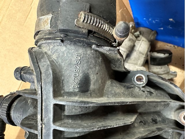Колектор впускний 1047092S01 FORD