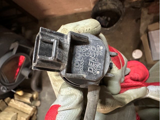 Насос омивача скла переднього 8533071010 TOYOTA