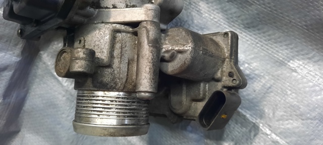 Дросільна заслінка в зборі 03L128063E VAG