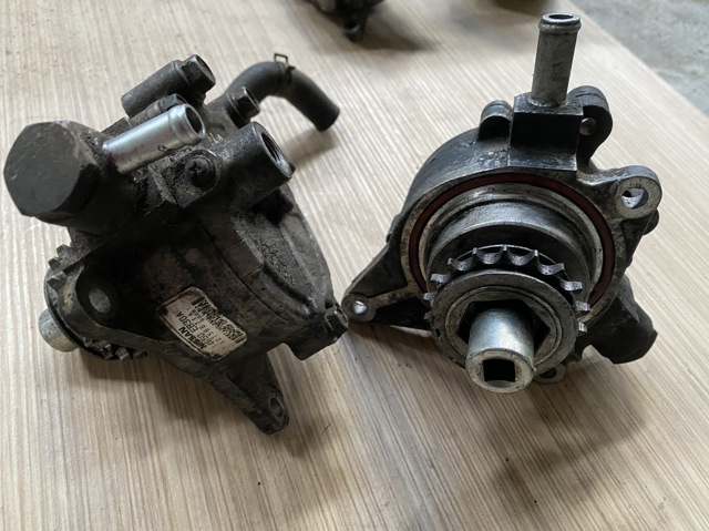 Насос вакуумний 14650EB30A NISSAN