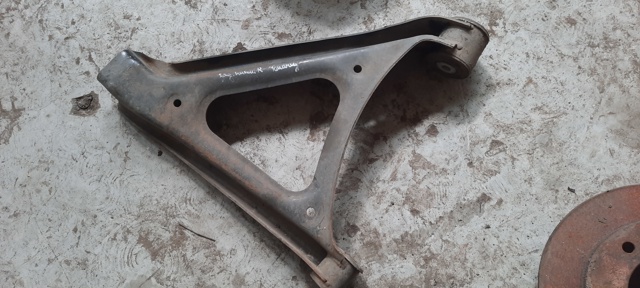 Важіль задньої підвіски нижній, правий 7L0505352 VAG