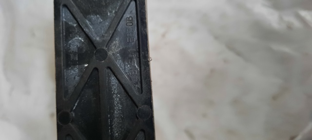 Тримач зовнішньої ручки дверей, передньої лівої 80611EB30B NISSAN