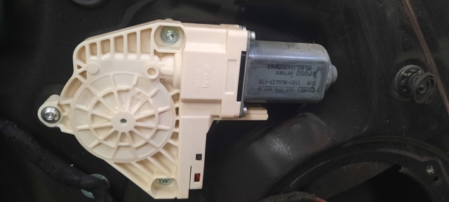 Двигун склопідіймача двері передньої, правої 8K0959802A VAG