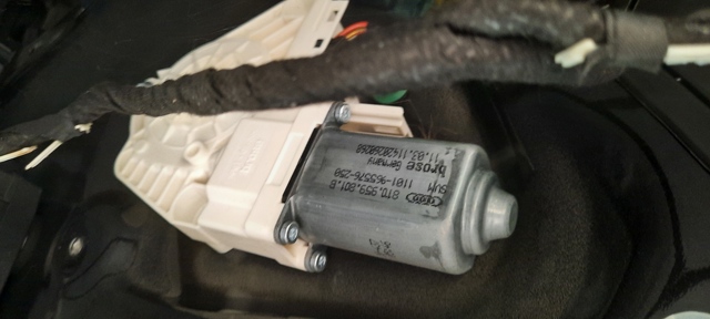 Привід ліфта передній 8T0959801B VAG