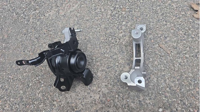 Кронштейн подушки (опори) двигуна, правої 12341F0010 TOYOTA