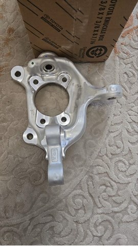 Кулак поворотний передній лівий 432020E010 TOYOTA