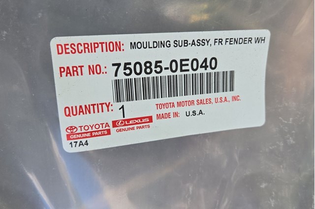 Молдинг передньої арки колеса, правий 750850E040 TOYOTA