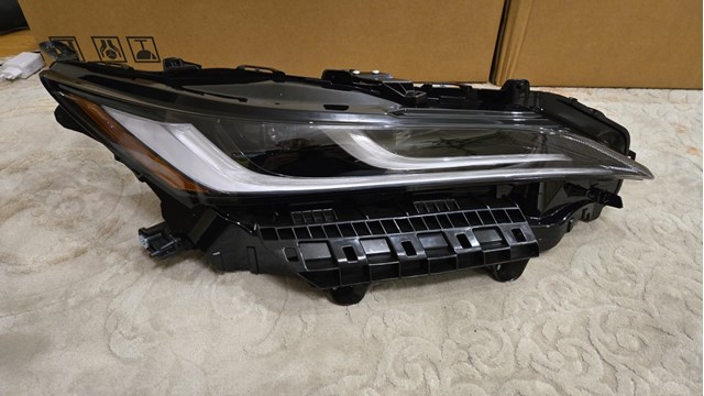 Права блок фара 8111048J30 TOYOTA