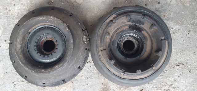 Подушка амортизатора переднього 357412331A VAG