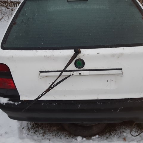 Вікно двері задка 6U0845499 VAG