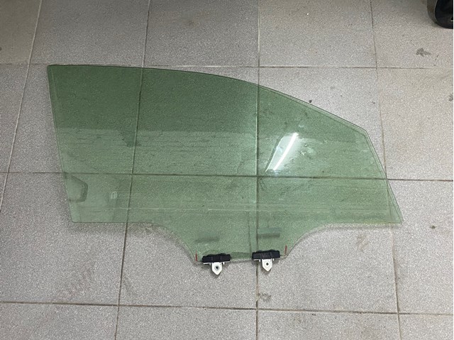 Скло передньої правої двері 6810176090 TOYOTA