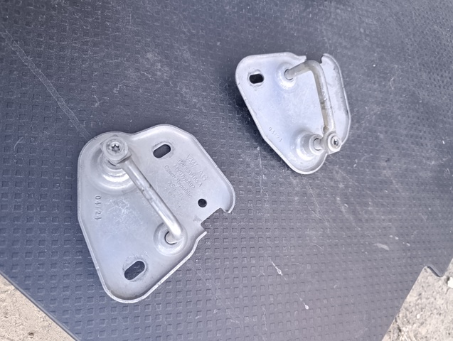 Стояк-гак замка капота 3V0823185A VAG