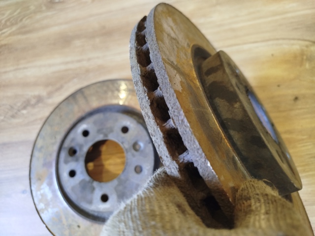 Гальмо дискове переднє 4020600Q3F NISSAN