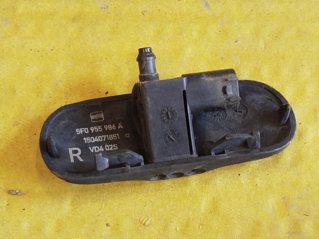 Форсунка омивача скла лобового, права 5F0955986A VAG