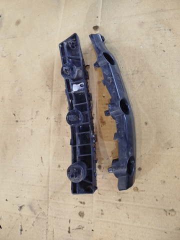 Кронштейн бампера переднього, правий 622224CL0A NISSAN
