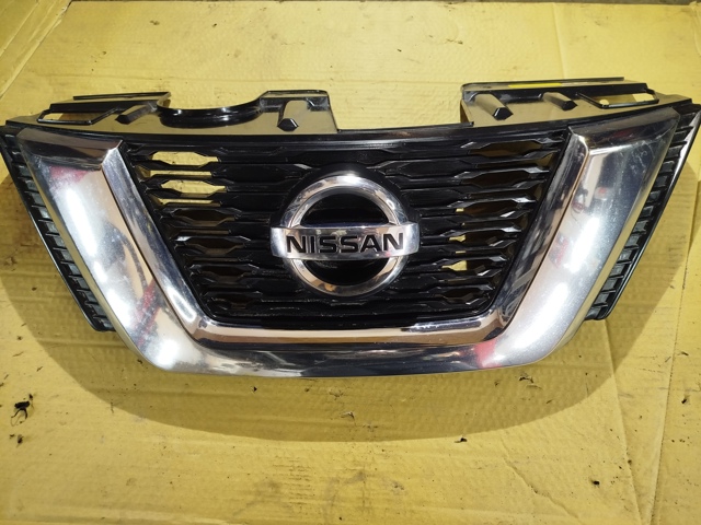 Решітка радіатора 623106FR0A NISSAN
