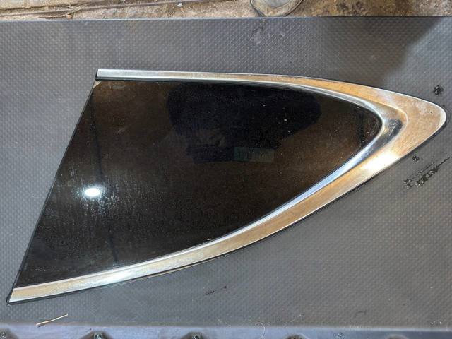 Скло багажного відсіку, праве 65209AN02A SUBARU