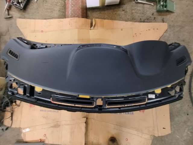 Панель приладів торпеди 682004CC0A NISSAN