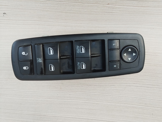 Кнопки переднього лівого склопід'ємника 68271206AB CHRYSLER