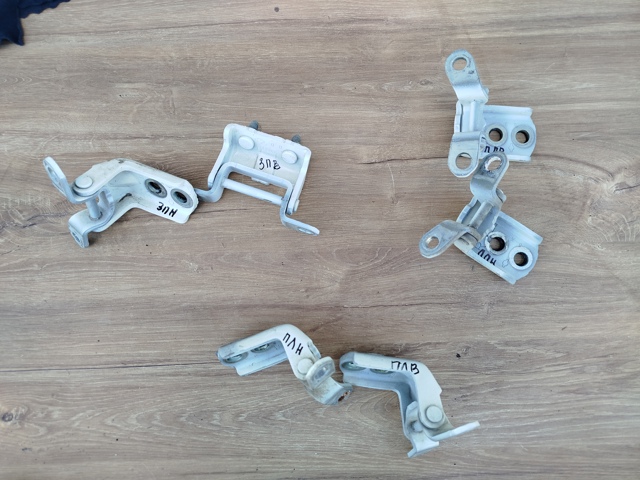 Петля водійських дверей 824214EA0A NISSAN