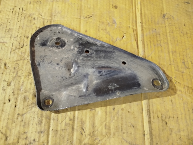 Кронштейн задньої балки 8K0505219C VAG