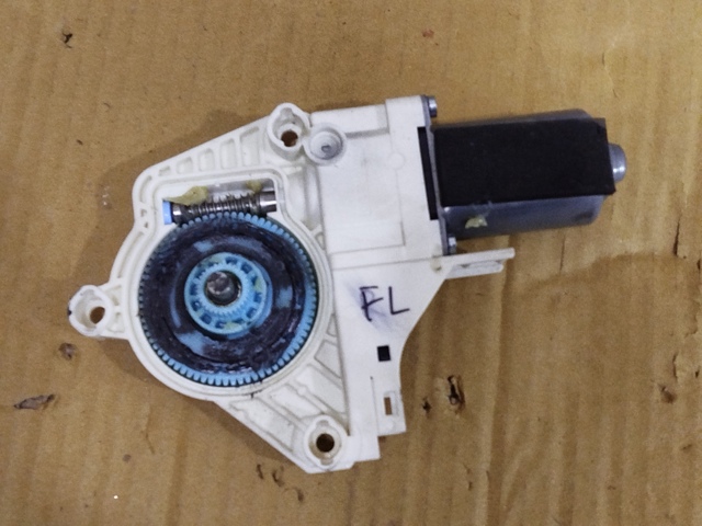Привід ліфта передній 8K0959801A VAG