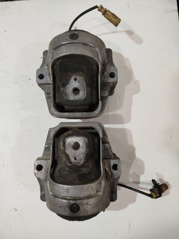 Права опора двигуна 8R0199381 VAG
