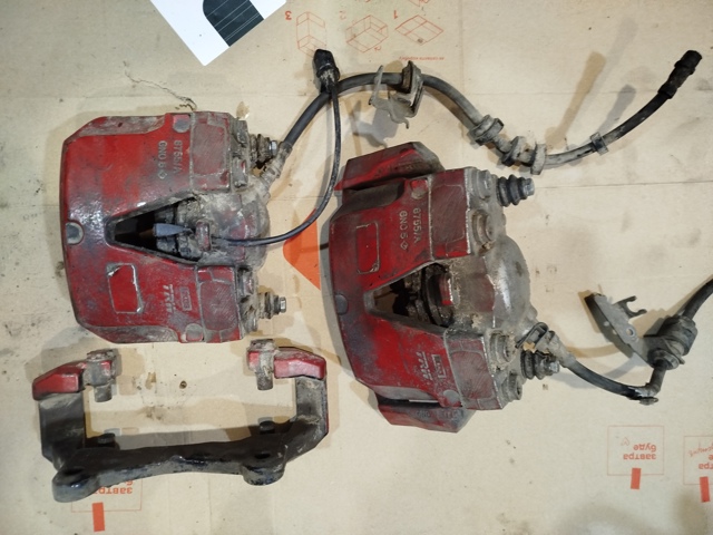 Скоба гальмівного супорта переднього 8T0615125A VAG