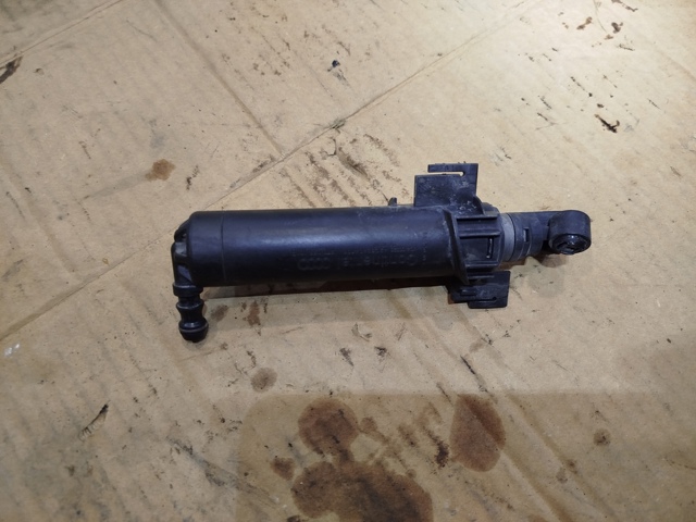 Форсунка омивача фари передньої, лівої 8T0955101B VAG
