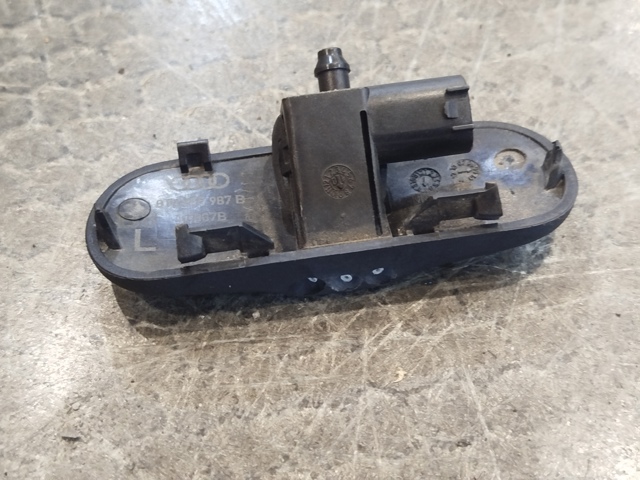 Форсунка омивача скла лобового, ліва 8T0955987B VAG