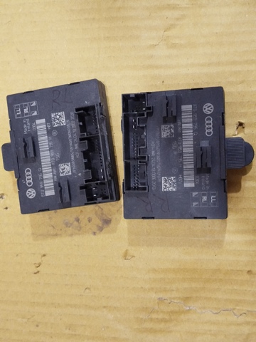 Блок комфорту задніх дверей 8T0959795Q VAG