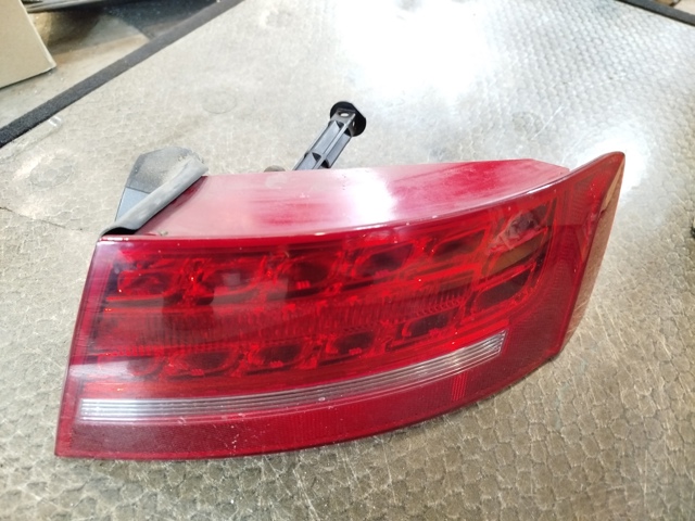Фара задня права зовнішня 8T8945096D VAG