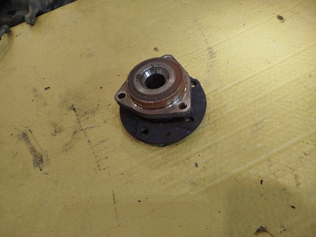 Маточина (передня) 8V0498625B VAG