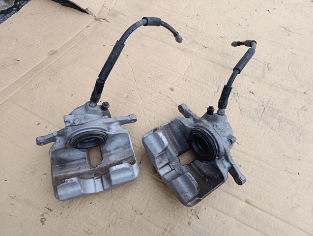 Гнучка гальмівна трубка передня A2054200248 MERCEDES