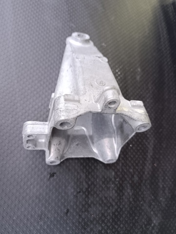 Кронштейн подушки (опори) двигуна, правої A2742231004 MERCEDES