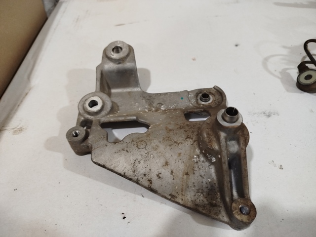 Кронштейн компресора кондиціонера F2GZ10A313A FORD