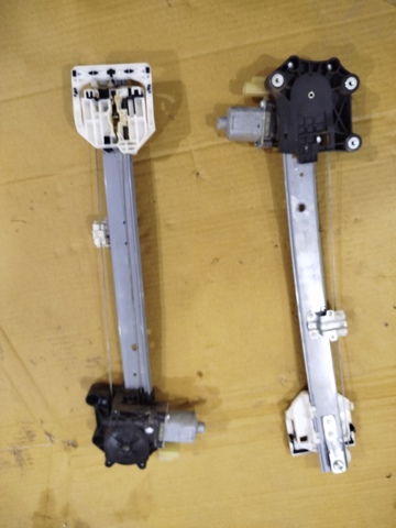 Склопідйомник задніх лівих дверей FT4Z5827009C FORD