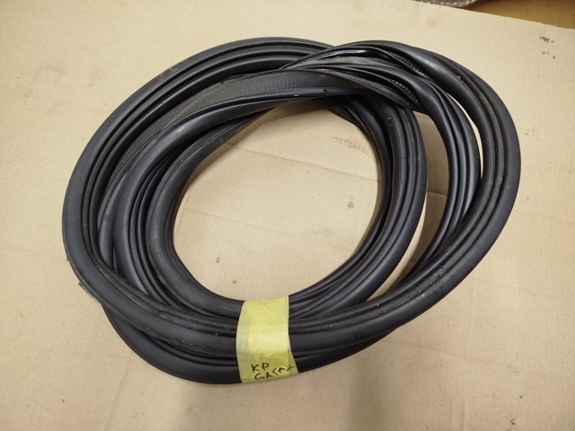 Ущільнювач задніх 3/5-х дверей FT4Z58404A06C FORD