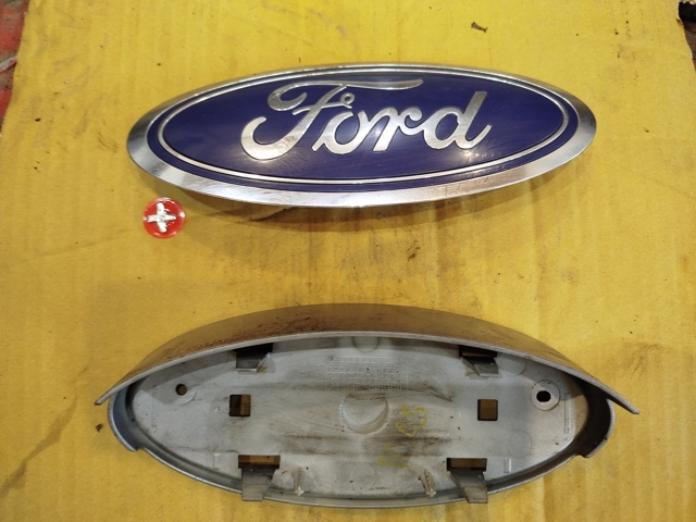 Емблема решітки радіатора JT4Z8213A FORD