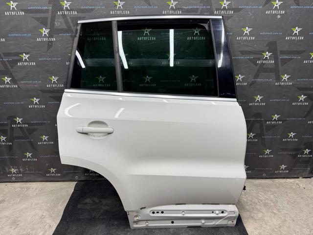 Двері задні в зборі 5N0833056A VAG