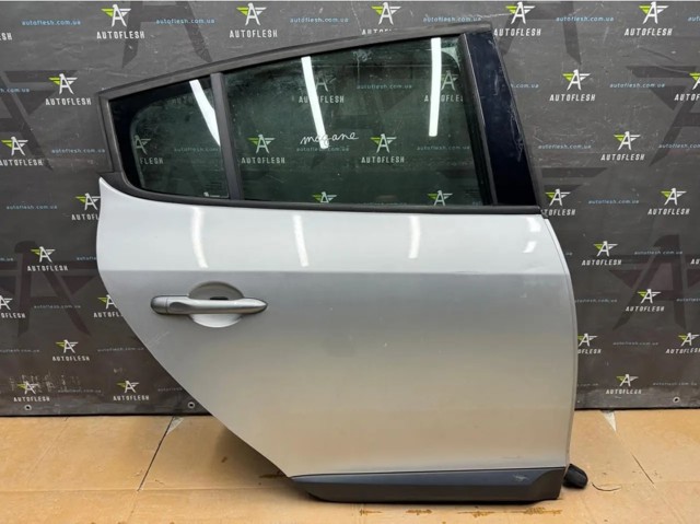 Двері задні в зборі 821006014R RENAULT
