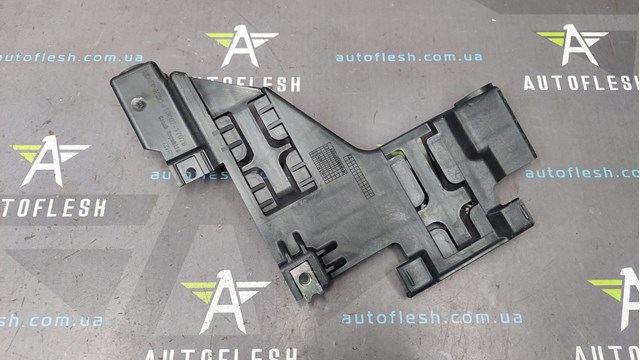 Кронштейн-адаптер кріплення фари передньої, правої 8R0941454 VAG