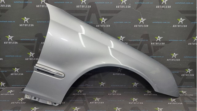 Переднє праве крило A2038800218 MERCEDES